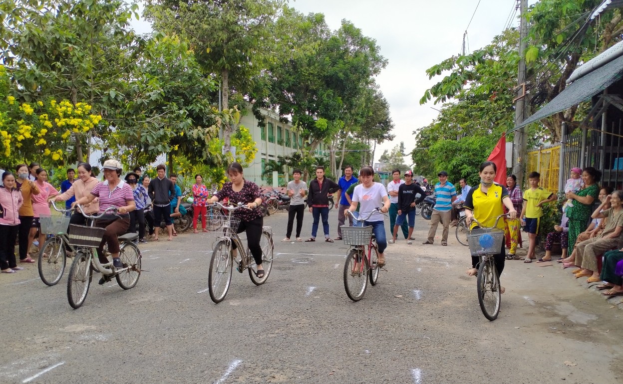 Vận động viên tham gia trò chơi "Chạy xe đạp chậm"