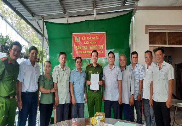 CÔNG AN XÃ TÂN PHÚ ĐÔNG RA MẮT MÔ HÌNH “BÀN TRÀ THÔNG TIN”