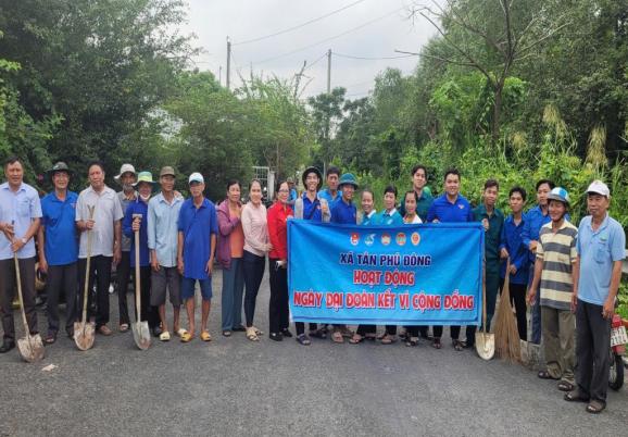 ẤP PHÚ THÀNH RA QUÂN DẶM VÁ TUYẾN ĐƯỜNG KINH 85